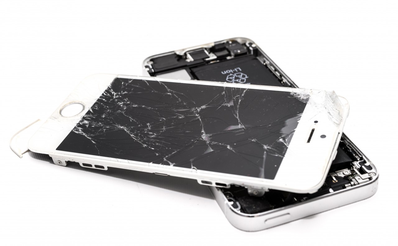 accident-broken-cellphone-1388947